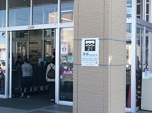 イオン八戸田向店（柱付け）