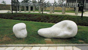 石像彫刻「よりそう」大理石